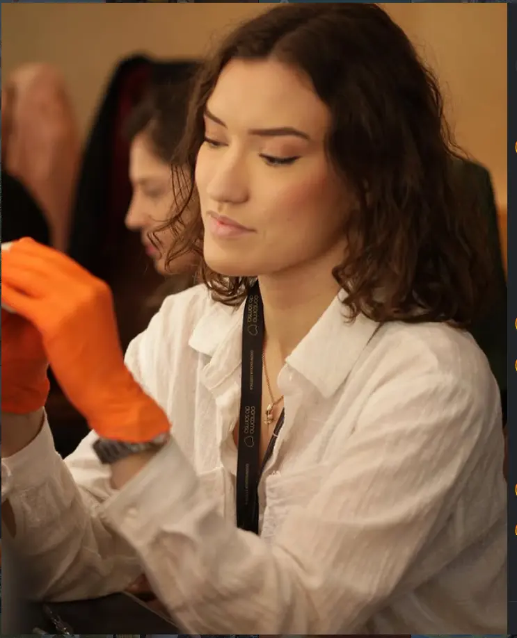 Dra. Vitória Cambri Pavan · Estética Dental e Facial